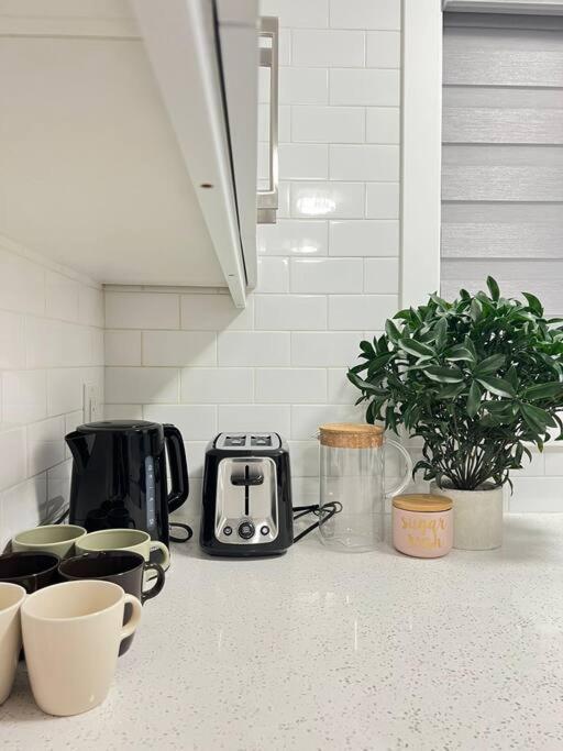 Walking Distance To St Boniface, Easy Parking Villa Уинипег Екстериор снимка