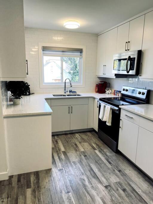 Walking Distance To St Boniface, Easy Parking Villa Уинипег Екстериор снимка