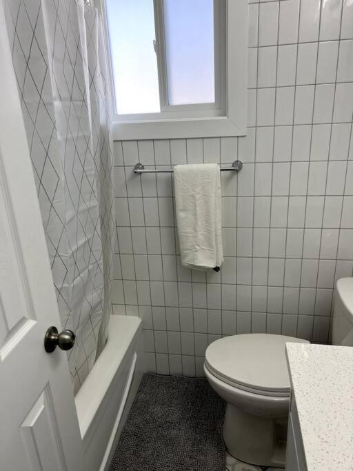 Walking Distance To St Boniface, Easy Parking Villa Уинипег Екстериор снимка