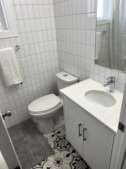 Walking Distance To St Boniface, Easy Parking Villa Уинипег Екстериор снимка